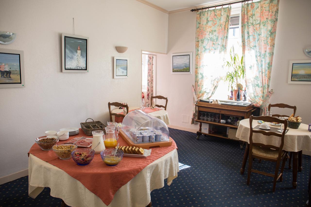 Hotel Le Sauvage à Château-Renard Extérieur photo